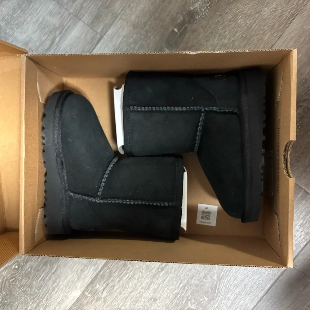 UGG Australia | Classic Short Boots In Black Size 6 Toddler Kids NEW